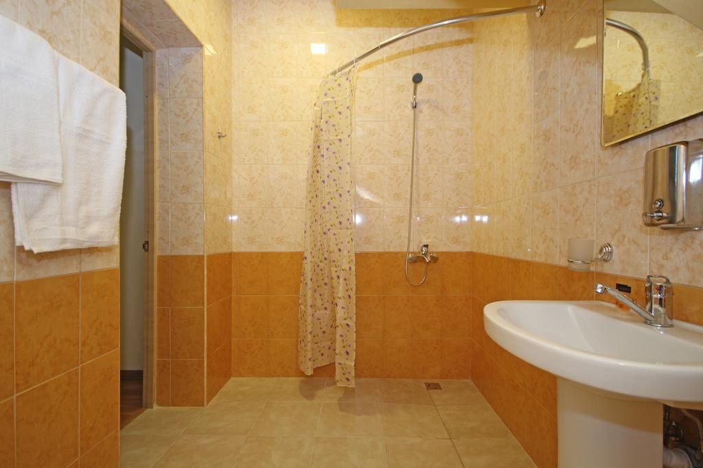 Номер (Кровать в общем 10-местном номере для мужчин) апарт-отеля Aurora, Ереван