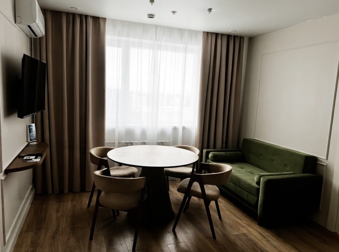 Апартаменты (Фэмили), Гостиница Салют