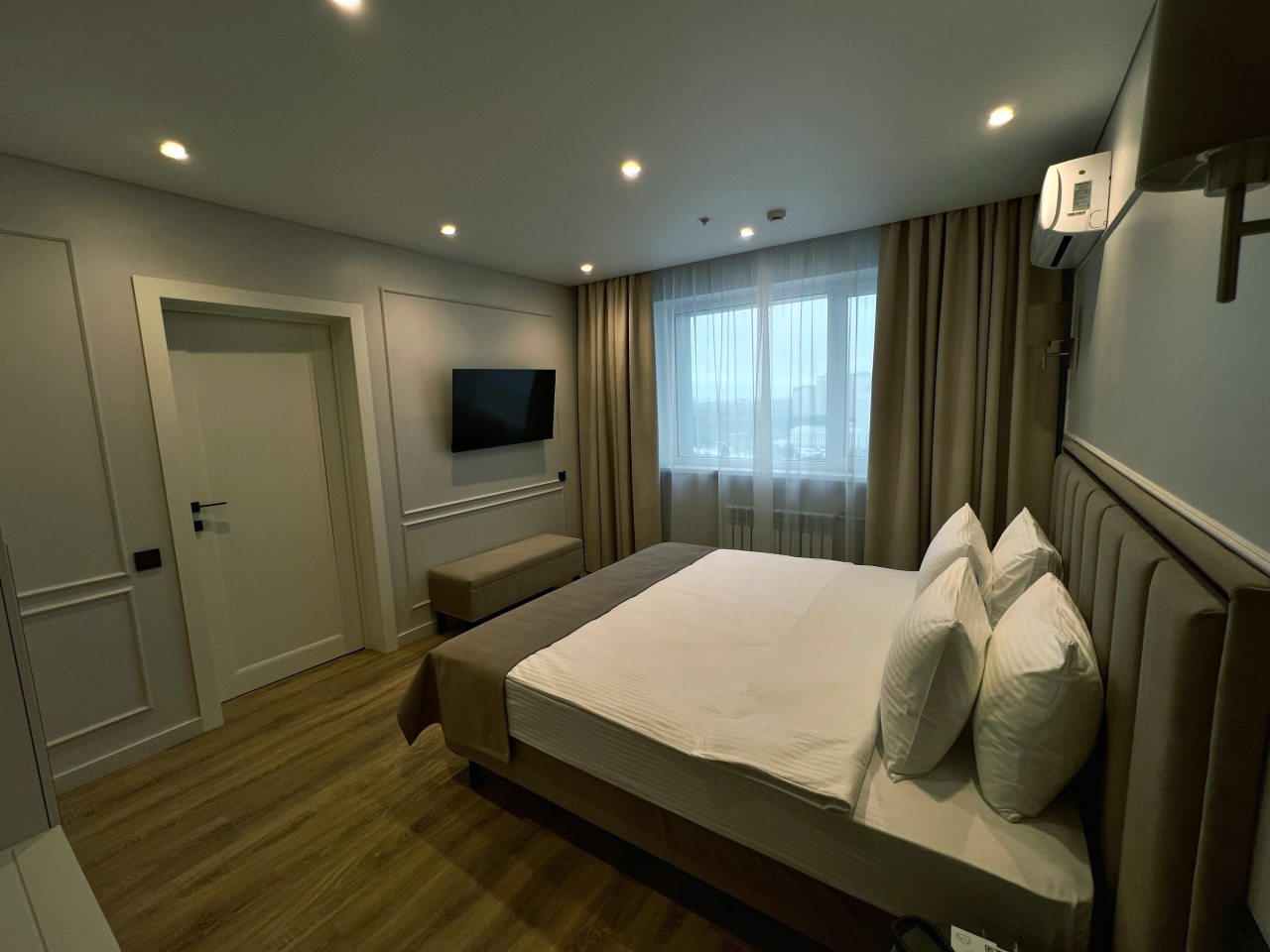 Апартаменты (Фэмили), Гостиница Салют