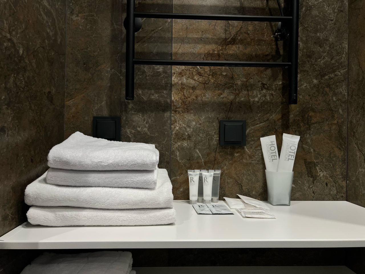 Апартаменты (Фэмили), Гостиница Салют