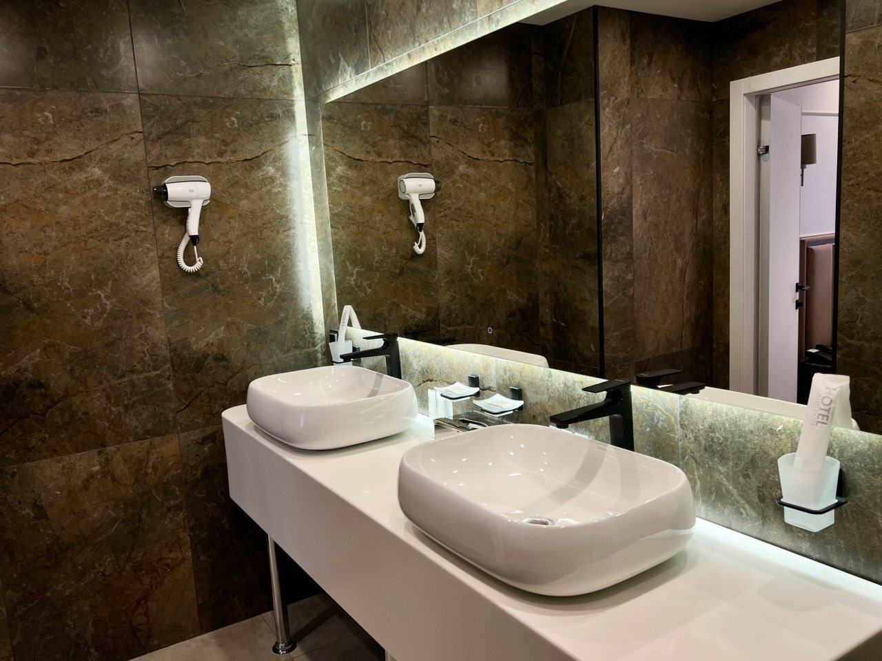 Апартаменты (Фэмили), Гостиница Салют