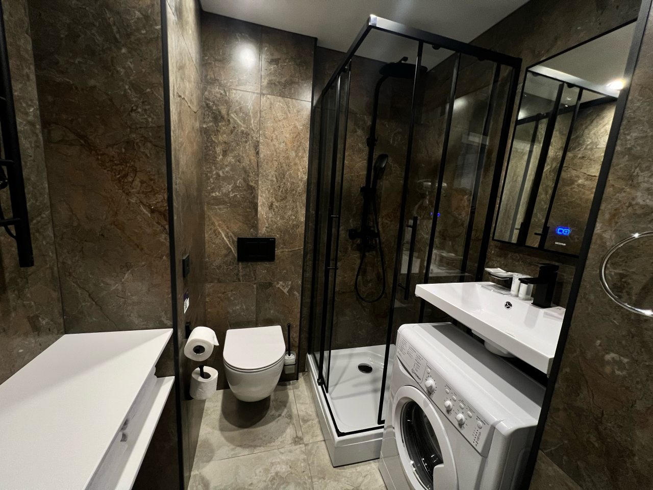 Апартаменты (Фэмили), Гостиница Салют