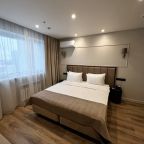 Апартаменты (Фэмили), Гостиница Салют