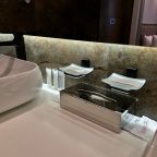 Апартаменты (Фэмили), Гостиница Салют