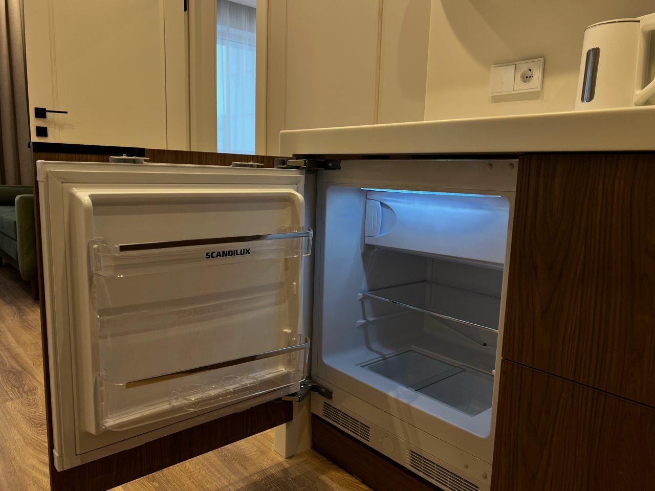 Апартаменты (Фэмили), Гостиница Салют