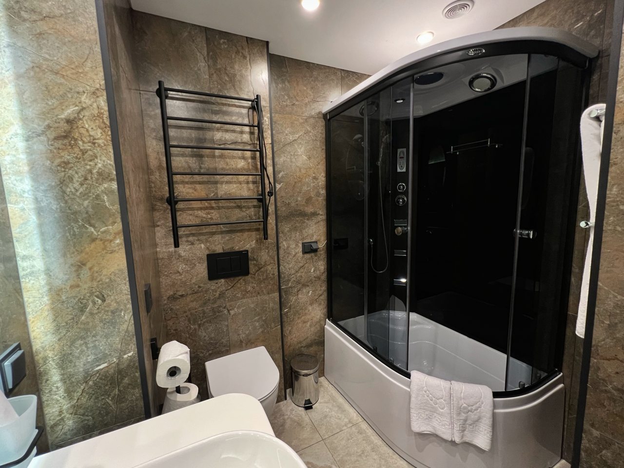 Апартаменты (Фэмили), Гостиница Салют