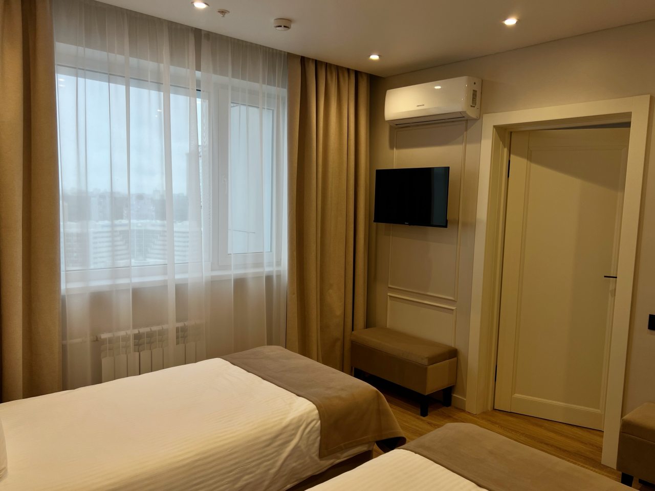 Апартаменты (Фэмили), Гостиница Салют