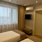 Апартаменты (Фэмили), Гостиница Салют