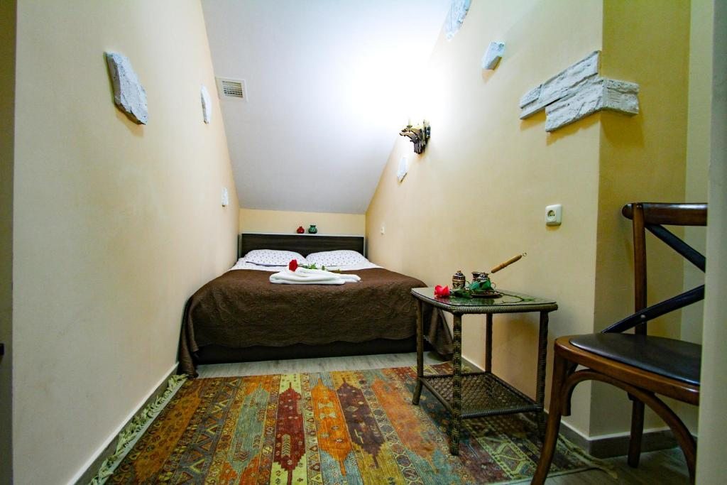 Двухместный (Стандартный двухместный номер с 1 кроватью и общей ванной комнатой) хостела Caucasus, Ереван