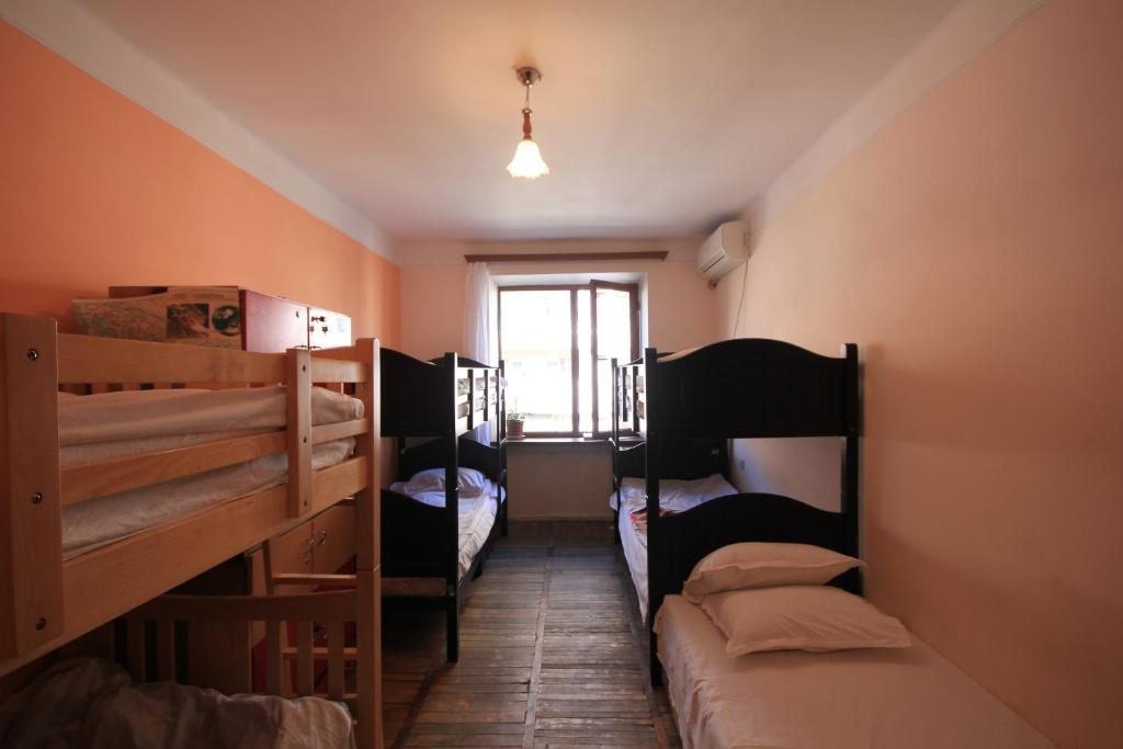 Номер (Односпальная кровать в общем номере с 6 кроватями) хостела Center, Ереван