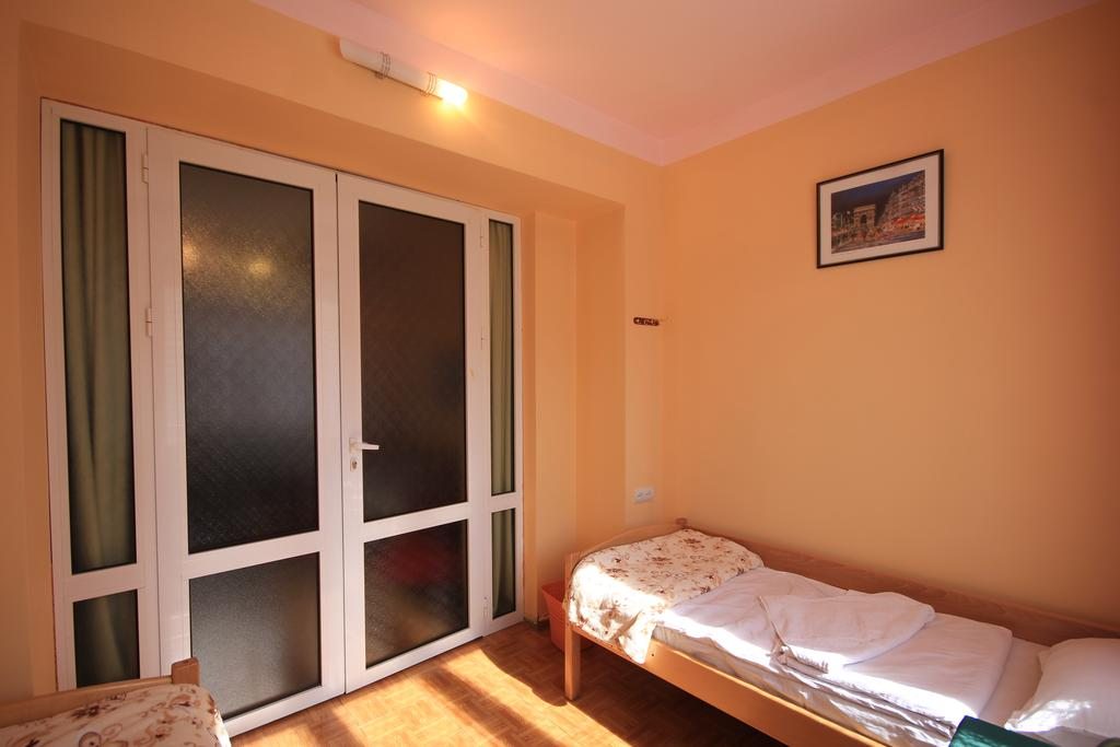 Двухместный (Двухместный номер с 2 отдельными кроватями и общей ванной комнатой) хостела Center, Ереван