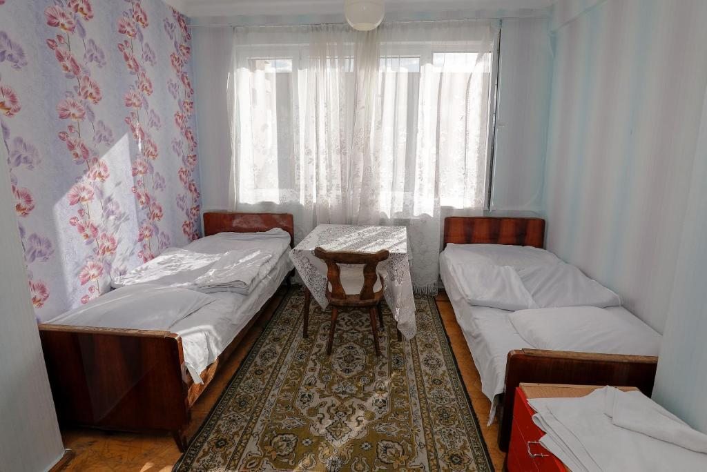 Двухместный (Двухместный номер эконом-класса с 2 отдельными кроватями) хостела Center, Ереван