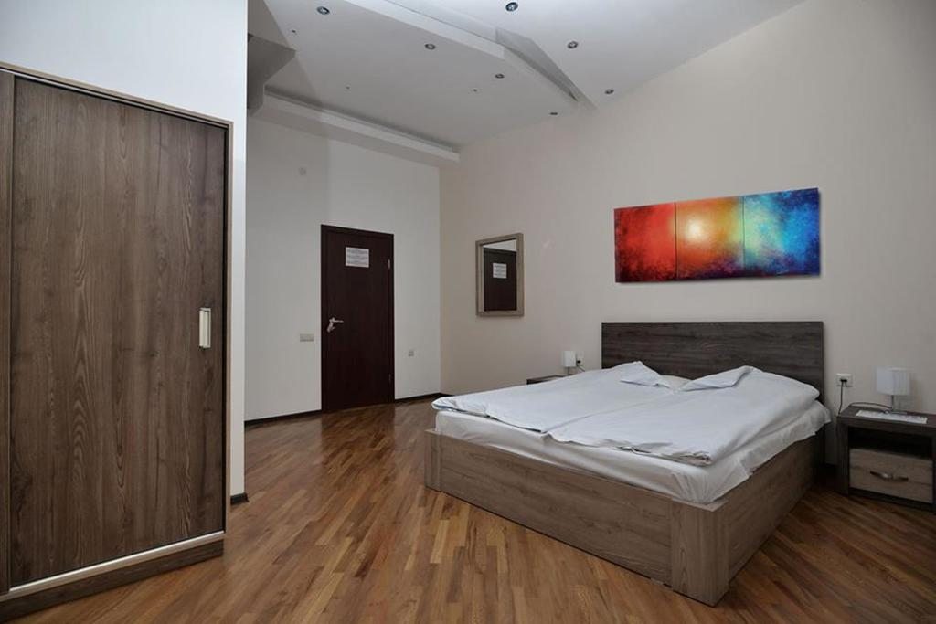 Двухместный (Улучшенный двухместный номер с 1 кроватью - в стоимость входит экскурсия по городу) отеля City, Ереван