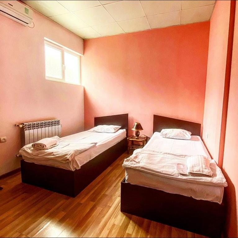 Номер (Кровать в общем номере для женщин с 4 кроватями) отеля Домино Ереван
