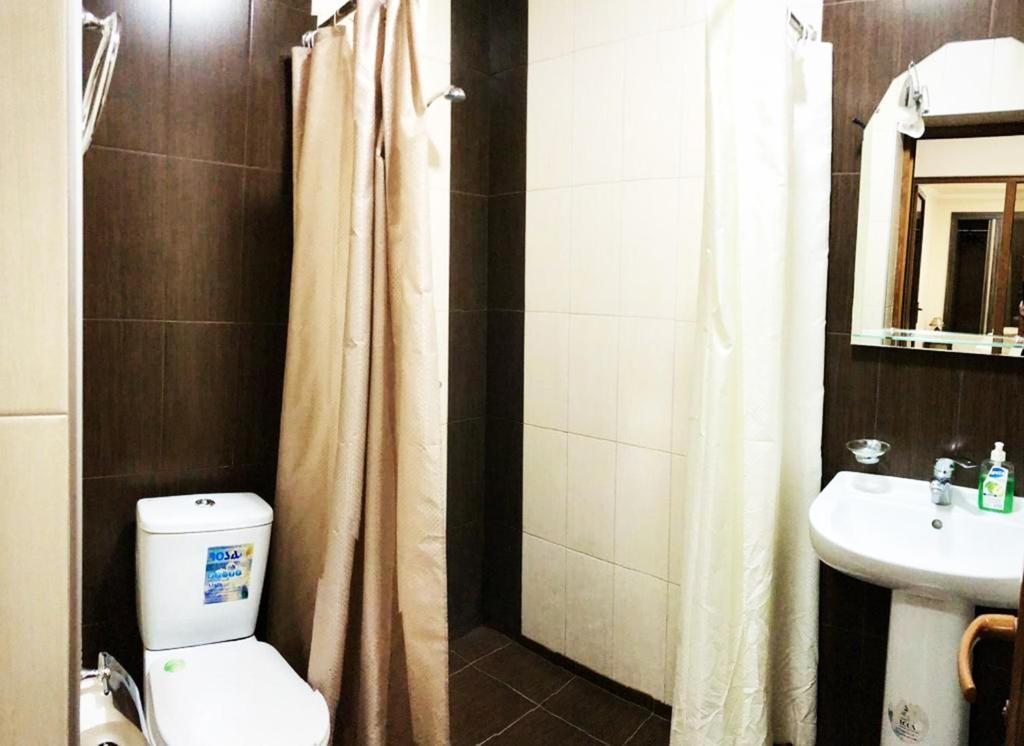 Номер (Кровать в общем 4-местном номере для мужчин и женщин) отеля Домино Ереван