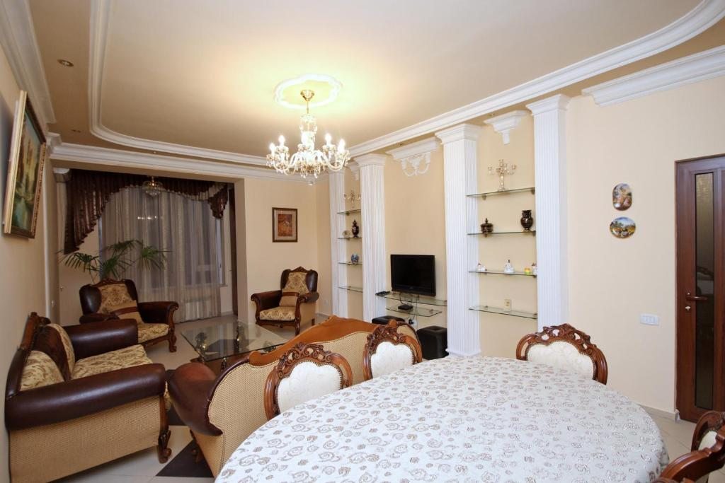 Апартаменты (Апартаменты с 3 спальнями) апартамента Эмили, Ереван