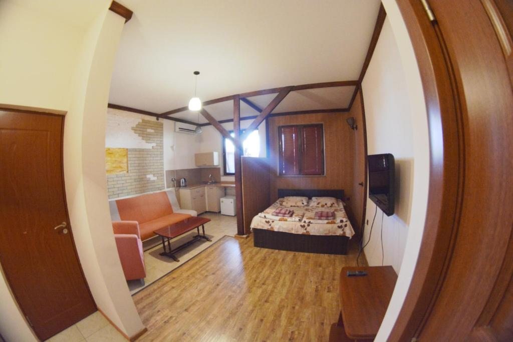 Двухместный (Двухместный номер Делюкс с 1 кроватью и дополнительной кроватью) отеля Şara Talyan, Ереван