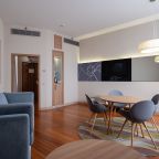 Сюит (Реновированный Люкс с 1 спальней и доступом в lounge-зону), Отель Edge Seligerskaya