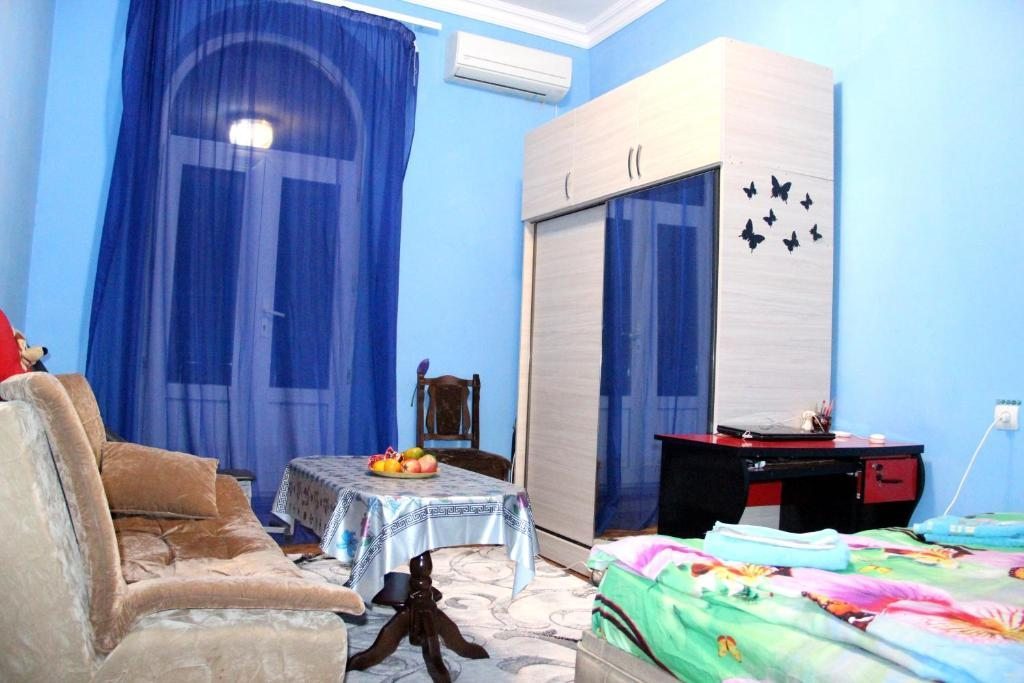 Двухместный (Двухместный номер с 1 кроватью и балконом) хостела Karinitas Family, Ереван