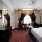 De Luxe (Де Люкс), Отель Moscow Holiday