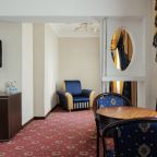 De Luxe (Де Люкс), Отель Moscow Holiday
