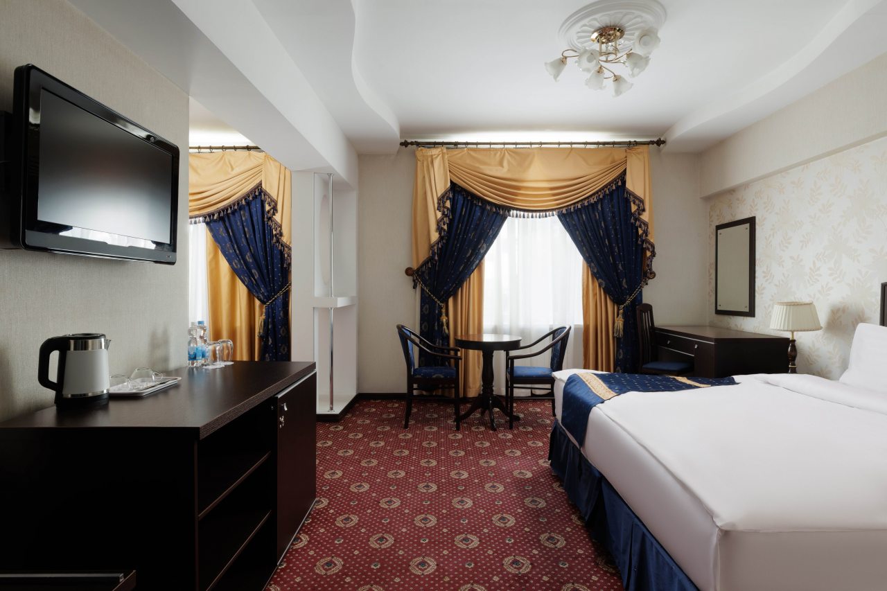 Полулюкс, Отель Moscow Holiday