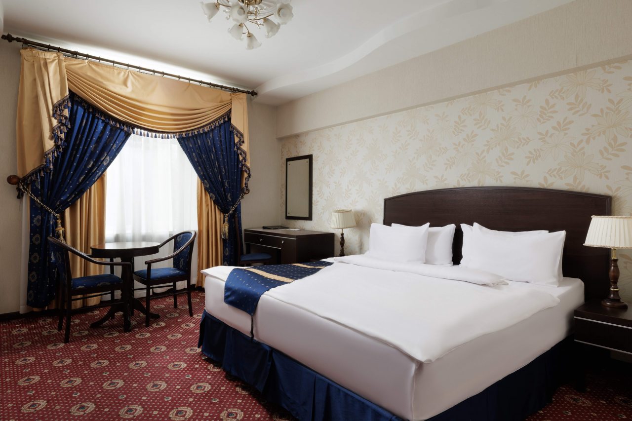 Полулюкс, Отель Moscow Holiday