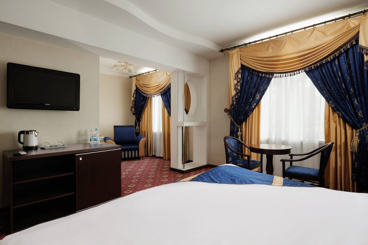 Полулюкс, Отель Moscow Holiday