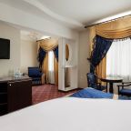 Полулюкс, Отель Moscow Holiday