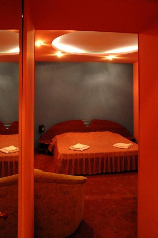 Двухместный (Двухместный номер с двуспальной кроватью и дополнительной кроватью) отеля Прага, Ереван