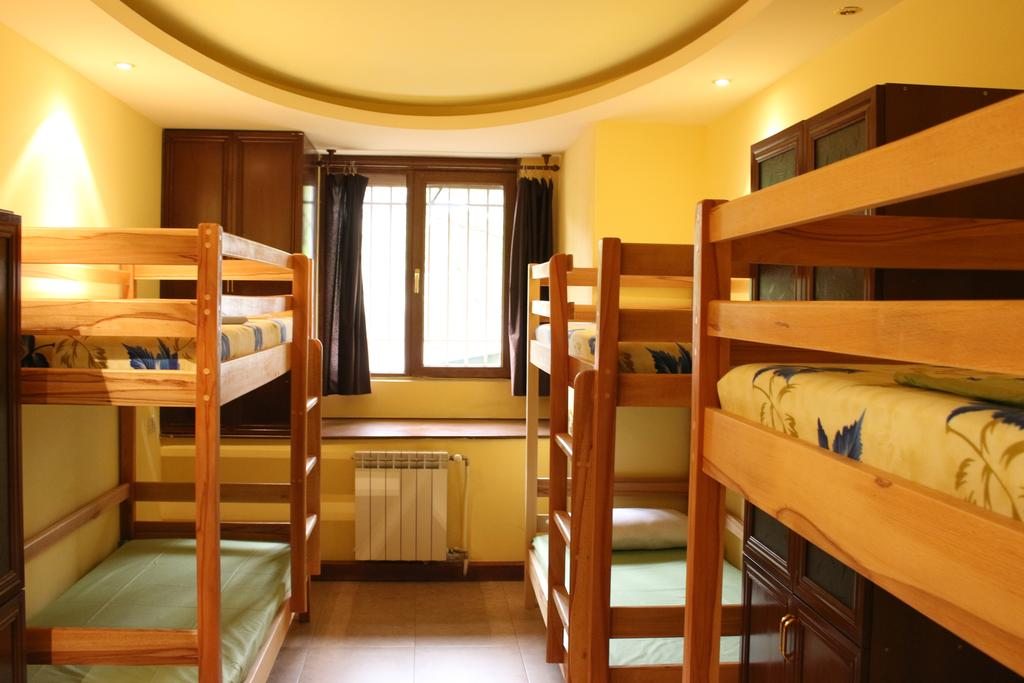 Номер (Кровать в общем 6-местном номере для мужчин и женщин) отеля Prime Tours, Ереван