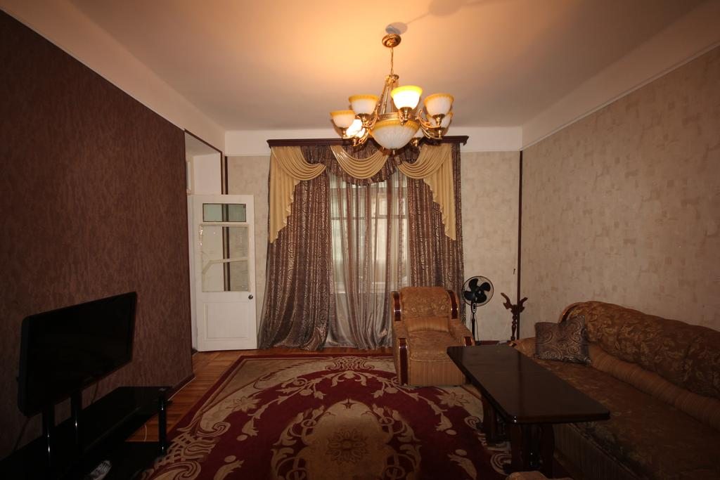 Апартаменты (Апартаменты с 3 спальнями - ул. Амиряна, 5, апартаменты 7) апартамента Apartments on Ekmalyan Street, Ереван