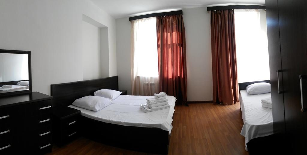 Апартаменты (Апартаменты с 3 спальнями - Buzand, 101) апартамента Apartments on Ekmalyan Street, Ереван