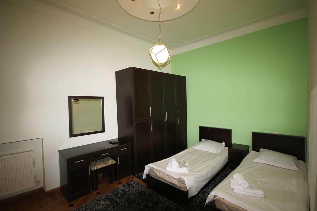 Апартаменты (Апартаменты с 2 спальнями - ул. Налбандяна, 9) апартамента on Sakharov Square, Ереван