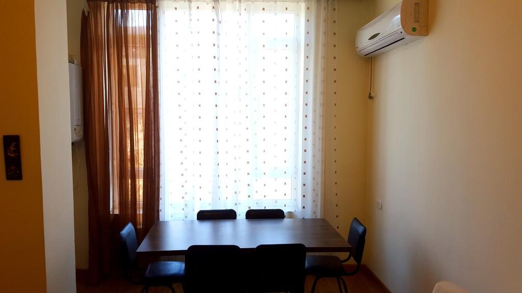 Апартаменты (Апартаменты с 2 спальнями: ул. Налбандяна, 7) апартамента on Sakharov Square, Ереван