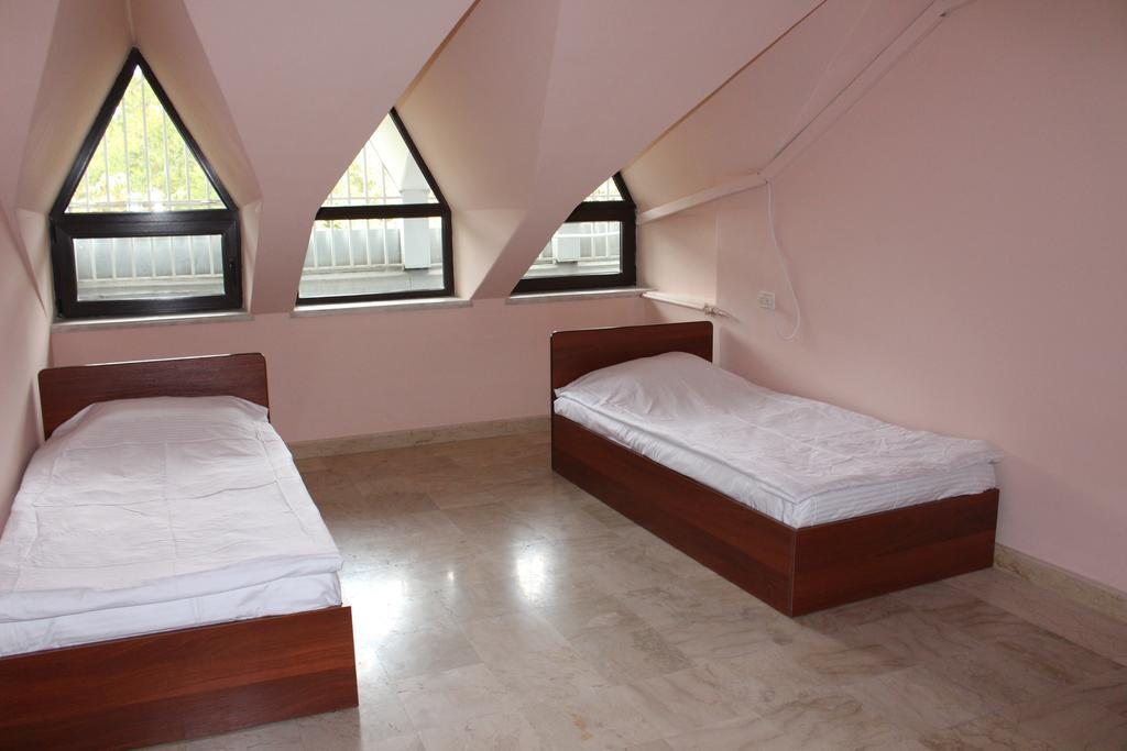 Двухместный (Бюджетный двухместный номер с 2 отдельными кроватями) отеля Площадь Республики, Ереван