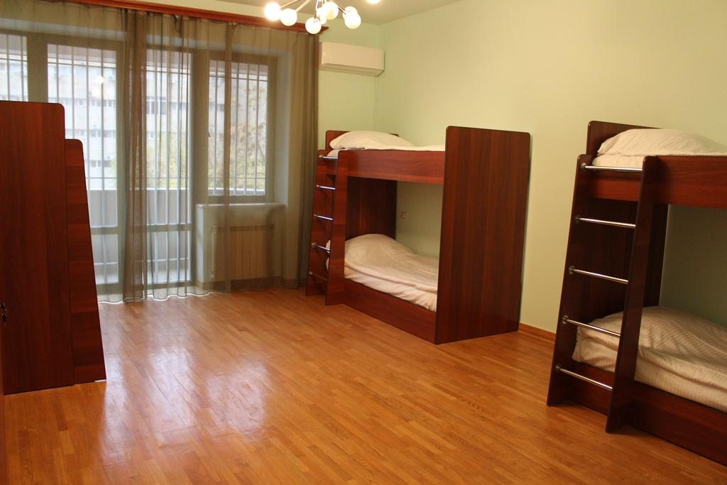 Номер (Односпальная кровать в общем номере) отеля Площадь Республики, Ереван