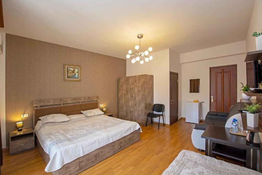 Двухместный (Большой двухместный номер с 1 кроватью) отеля Площадь Республики, Ереван