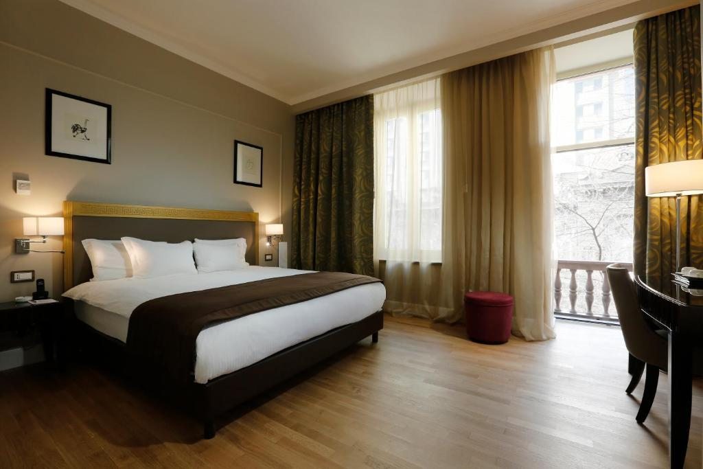 Двухместный (Двухместный номер Делюкс с 1 кроватью и балконом) отеля Royal Tulip Grand Hotel Yerevan, Ереван