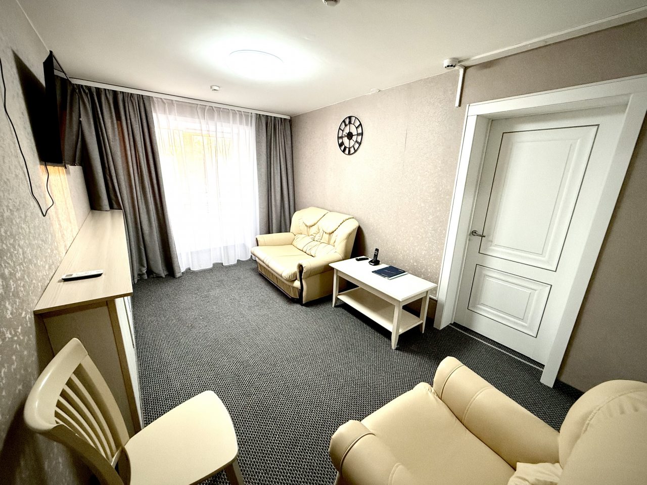 Люкс, Отель Воздушная гавань