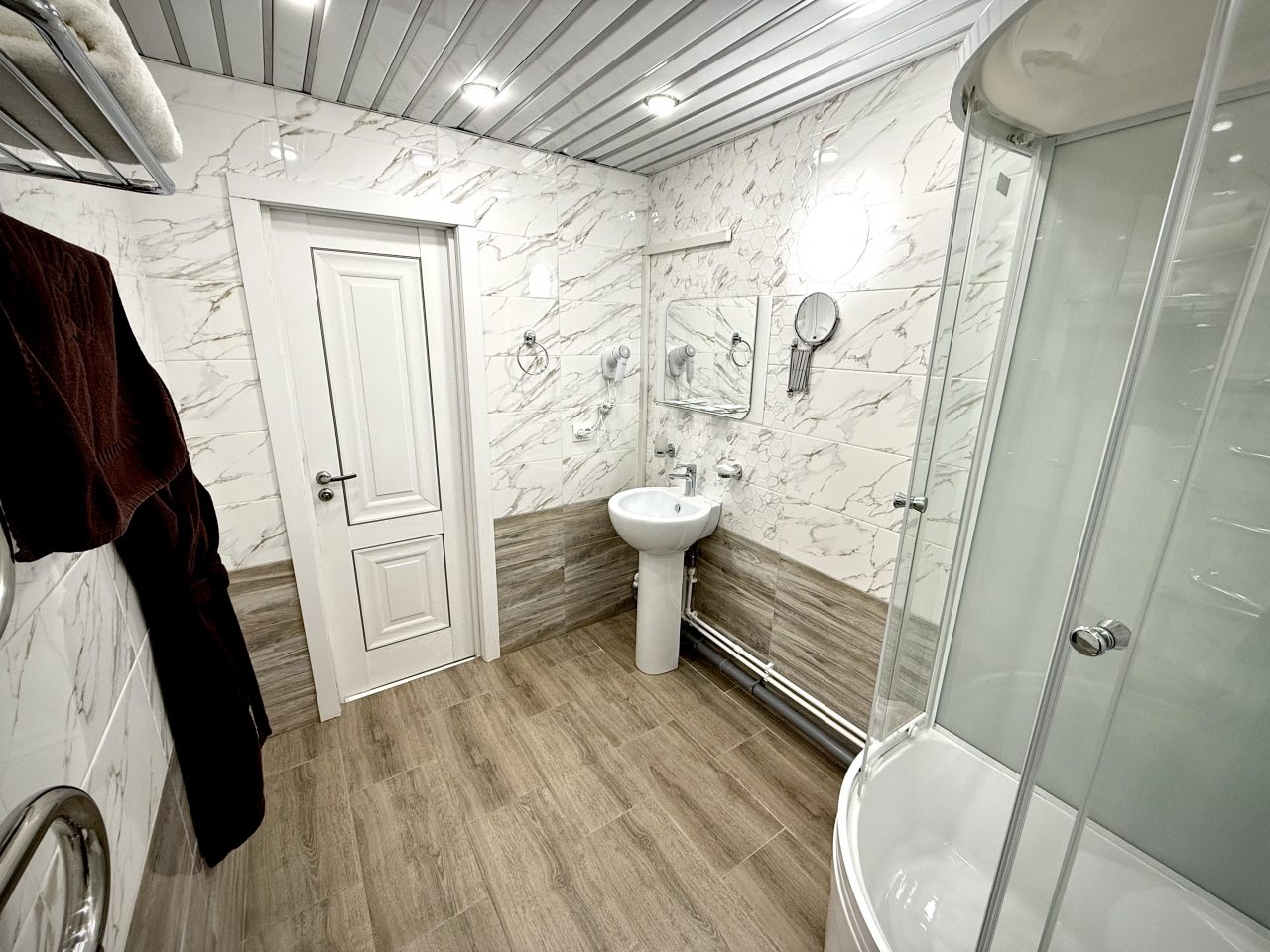 Люкс, Отель Воздушная гавань