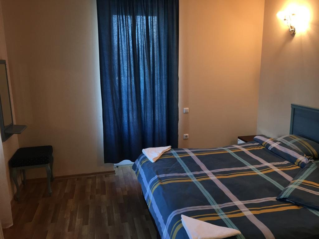 Четырехместный (Улучшенный четырехместный номер с 2 кроватями размера «queen-size») отеля Valensia Resort & Aqua park, Ереван