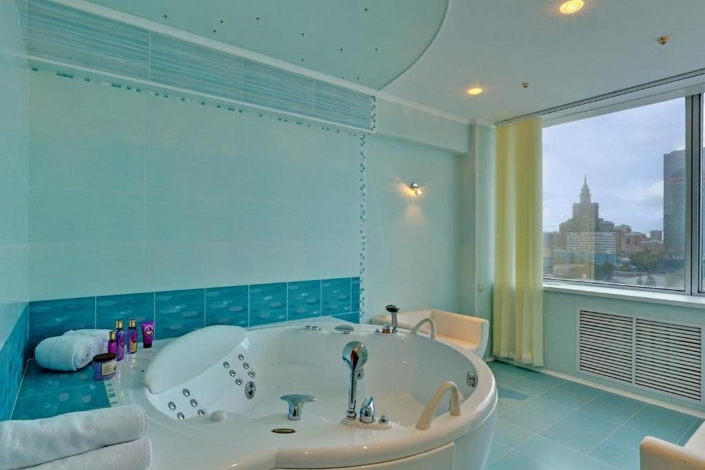 Сьюит (Люкс с кроватью размера «king-size» и гидромассажной ванной) отеля Аэрополис, Москва