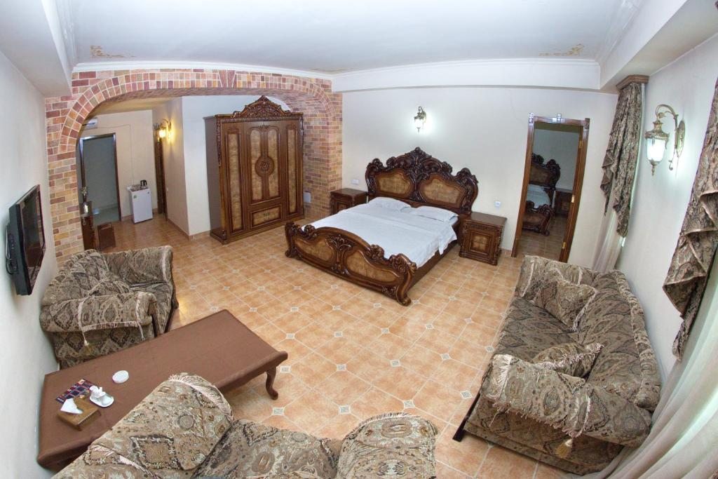 Четырехместный (Улучшенный номер с 2 кроватями размера «queen-size») отеля Венецианский дворец, Ереван