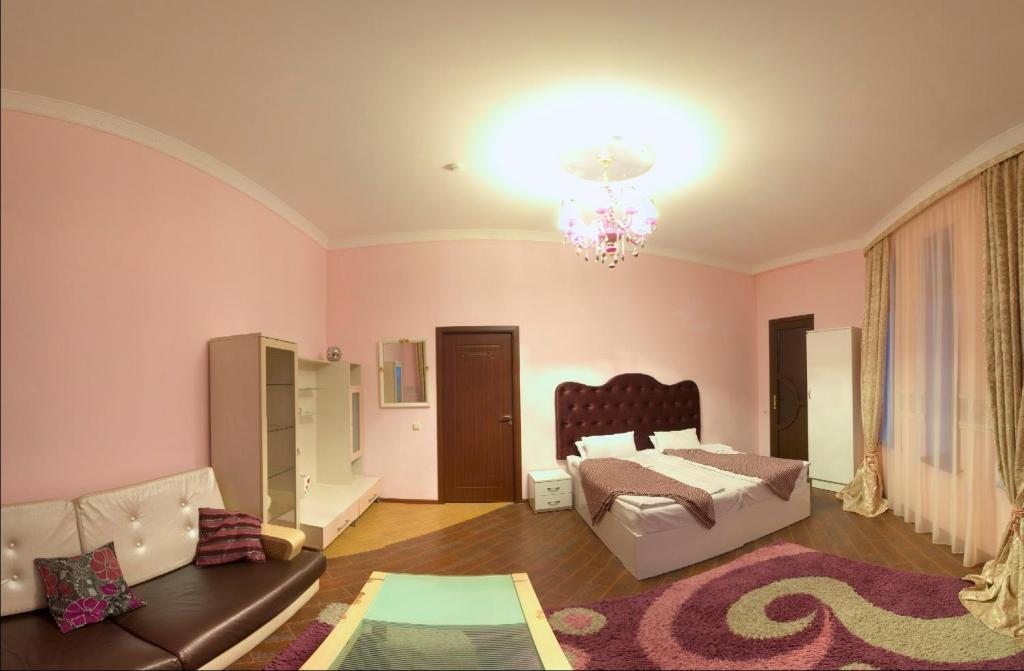 Двухместный (Двухместный номер Делюкс с 1 кроватью и балконом) хостела Гранд Ереван