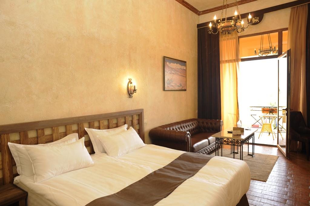 Двухместный (Двухместный номер Делюкс с 1 кроватью или 2 отдельными кроватями и балконом) отеля Кавказ, Ереван