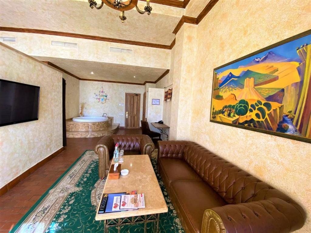 Сьюит (Люкс с кроватью размера «king-size») отеля Кавказ, Ереван