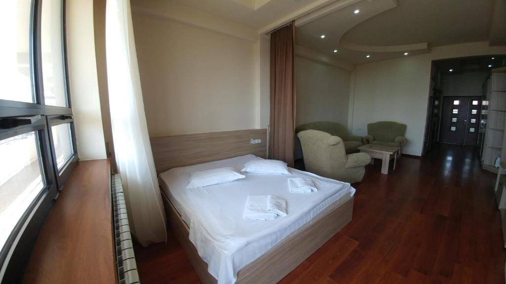 Двухместный (Двухместный номер Делюкс с 1 кроватью и балконом) курортного отеля Кросс, Ереван