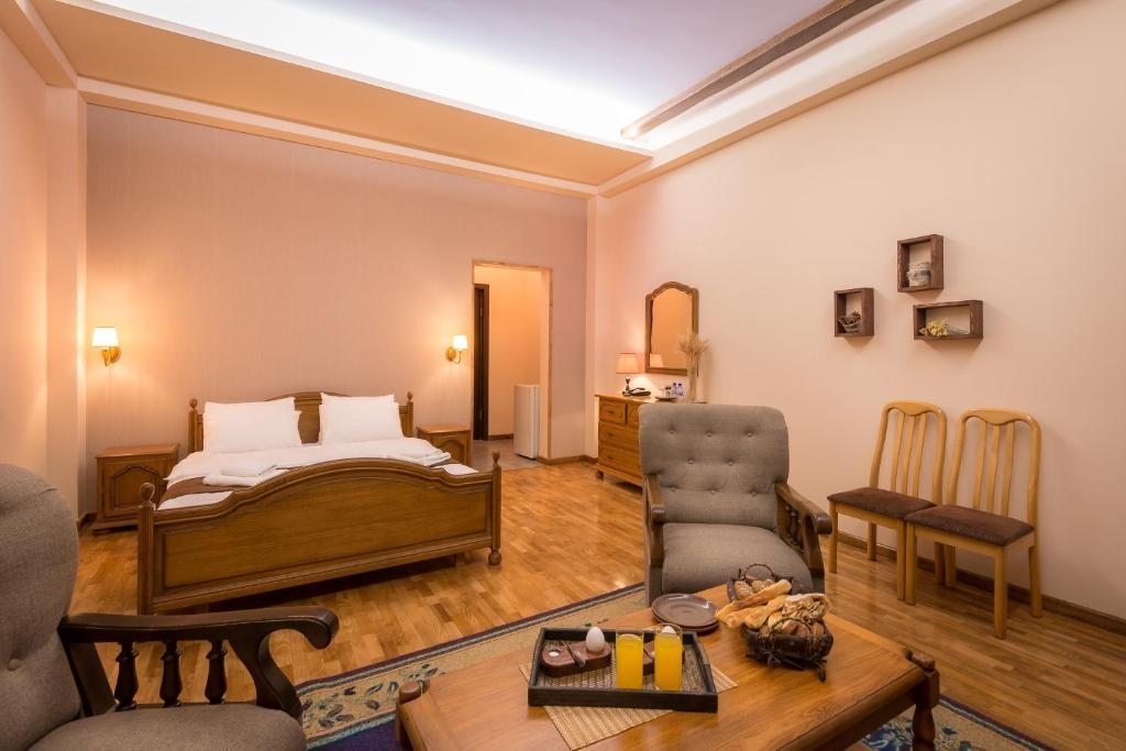 Двухместный (Улучшенный двухместный номер с 1 кроватью) отеля Олимпия, Ереван