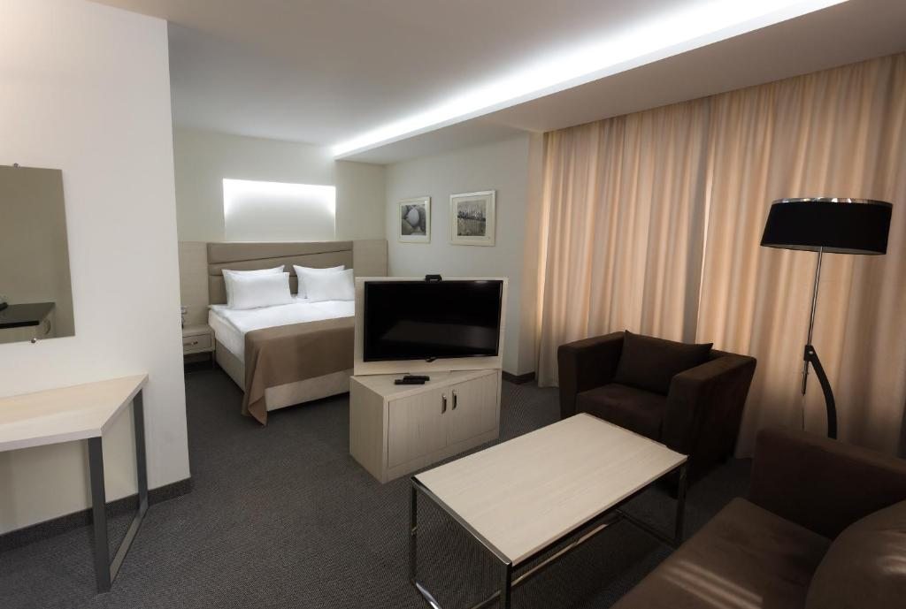 Двухместный (Улучшенный двухместный номер с 1 кроватью или 2 отдельными кроватями) отеля Раздан, Ереван